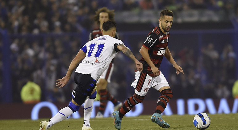 Com um pé na final, Flamengo recebe o Vélez para carimbar vaga
