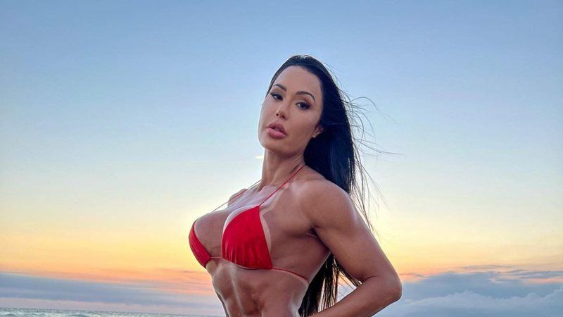 Gracyanne Barbosa puxa body ao máximo e quase mostra demais