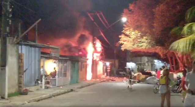 Incêndio que atingiu galpão de recicláveis em Manaus foi causado por fogos de artifício, segundo testemunhas