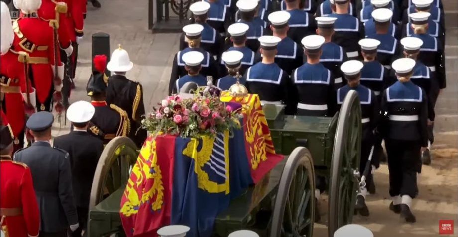 Caixão da rainha Elizabeth II chega a Windsor