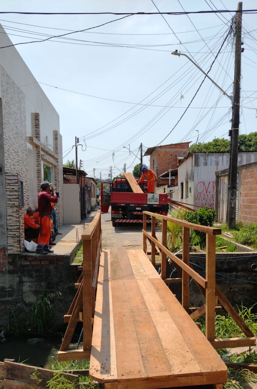 População agradece ao vereador Sassá por reconstrução de pontes em comunidade da Zona Norte