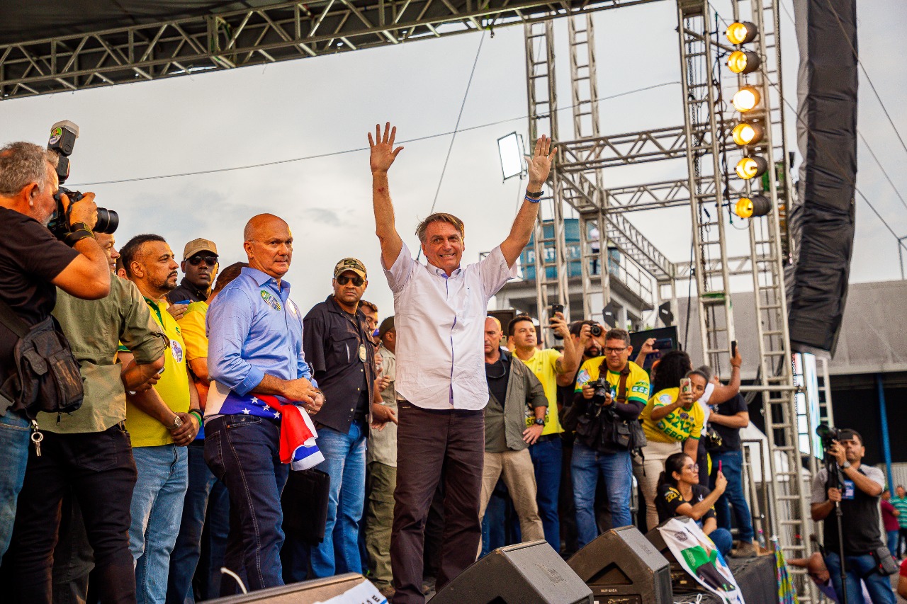 Bolsonaro leva 30 mil pessoas para comício no Espaço Torres e ratifica apoio a Coronel Menezes e Wilson Lima