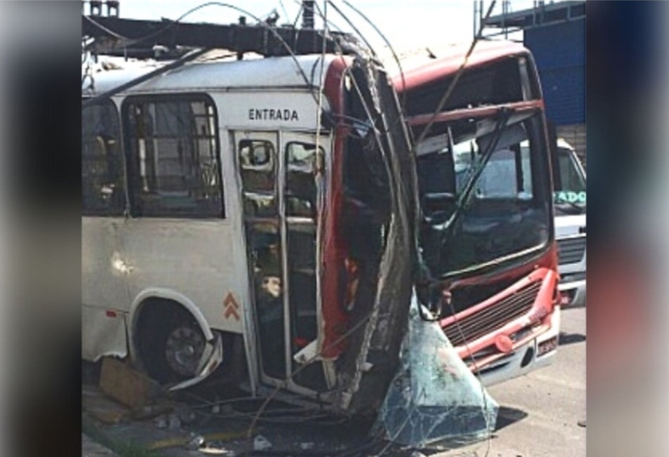 Veja vídeo: Ônibus fica destruído após atingir e arrastar poste em Manaus