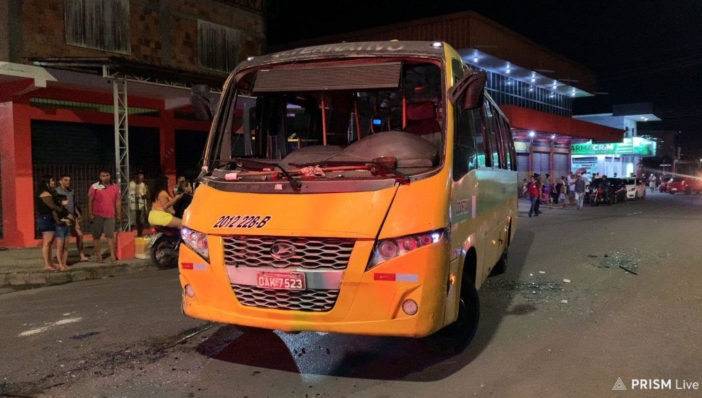 ‘Amarelinhos’ envolvem-se em acidente e um dos veículos é depredado na Zona Norte de Manaus