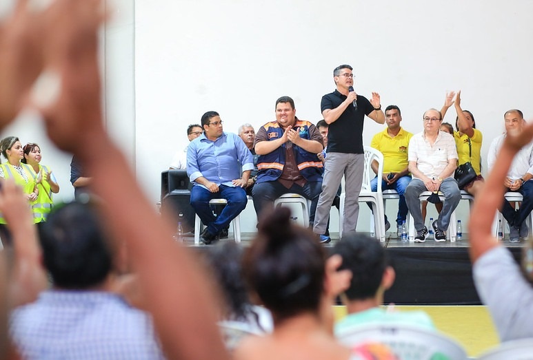 Prefeito David Almeida anuncia regularização fundiária que beneficia mais de 15 mil famílias da zona Leste