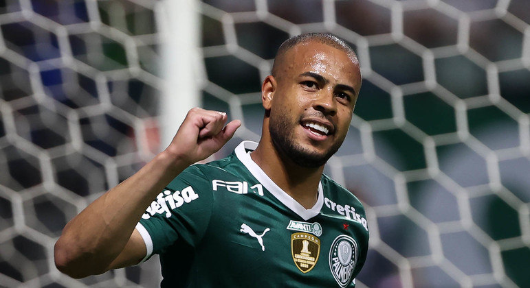 Endrick estreia, Palmeiras goleia o Coritiba e dispara no Brasileirão