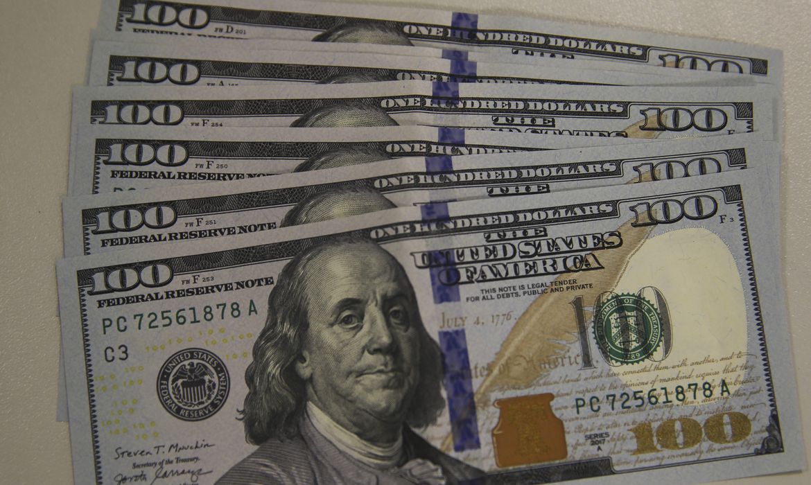 Dólar cai para R$ 5,25, refletindo bom humor externo
