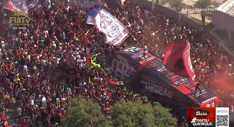 Flamengo embarca para Guayaquil com muita festa no Galeão