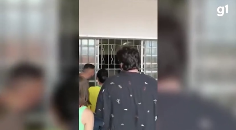 Eleitor é preso após quebrar urna a pauladas em colégio de Goiânia; vídeo