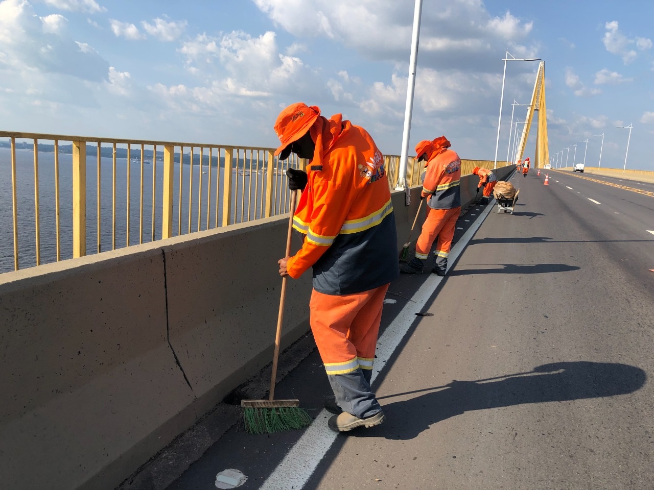 Ponte Jornalista Phelippe Daou recebe serviços de limpeza da Prefeitura de Manaus