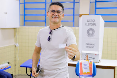 Prefeito David Almeida vota no segundo turno das eleições 2022 e destaca importância de exercer a cidadania