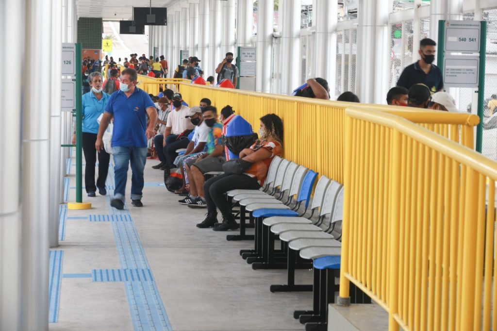 Prefeitura de Manaus realiza pesquisa de satisfação nos terminais da cidade