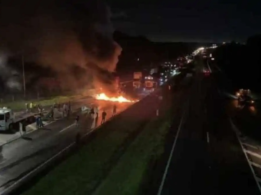 Após vitória de Lula, caminhoneiros fecham vias e pedem intervenção militar