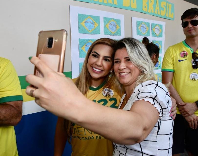 Um dia após o 1° turno, Débora Menezes convoca mulheres para integrarem a campanha de reeleição de Bolsonaro”