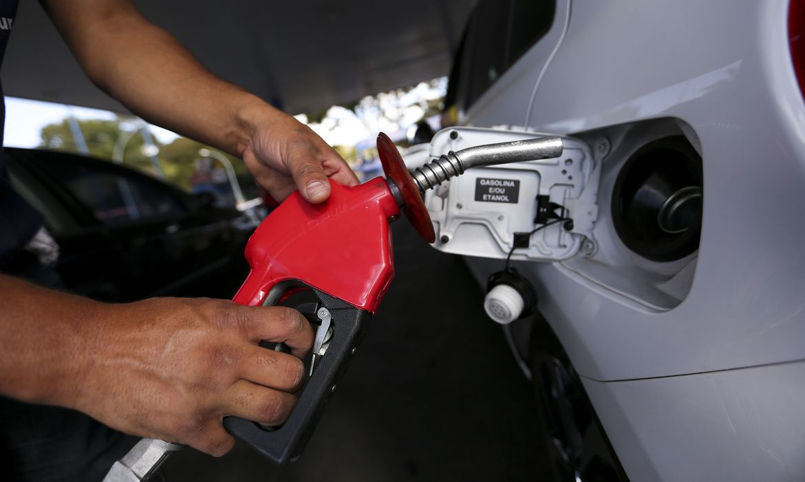 Preço da gasolina volta a subir após 15 semanas de queda