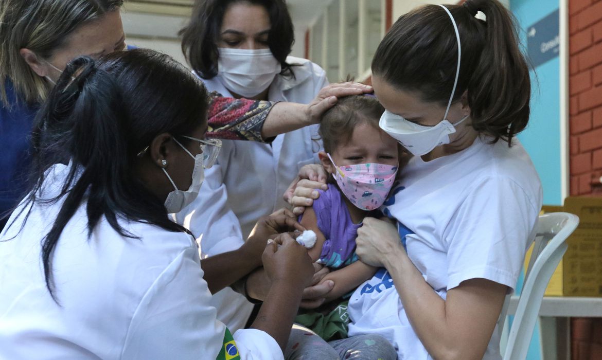 Ministério da Saúde recebe 1 milhão de doses de vacina contra covid-19