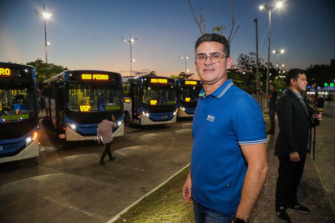 Prefeito David Almeida destaca reforço na frota de ônibus com a entrega de novos veículos