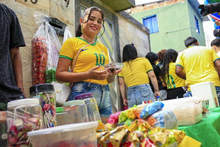 Mais de 78 mil pessoas circulam nos locais de transmissão da Copa e movimentam a economia criativa em Manaus