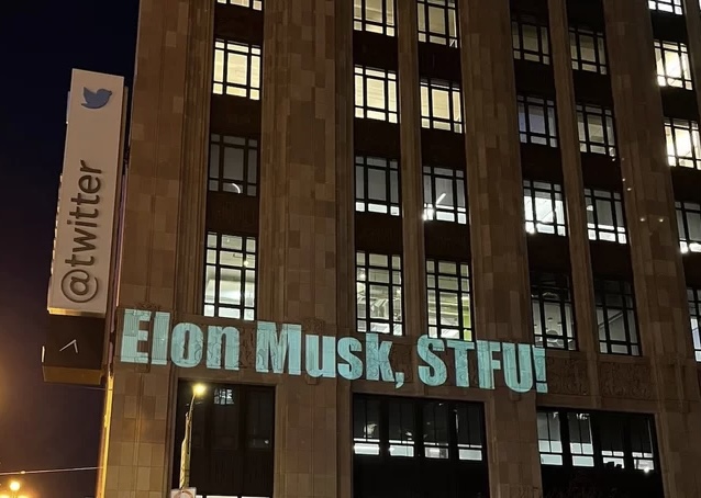 ‘Elon Musk, cala a porr* da boca’, diz projeção no prédio do Twitter