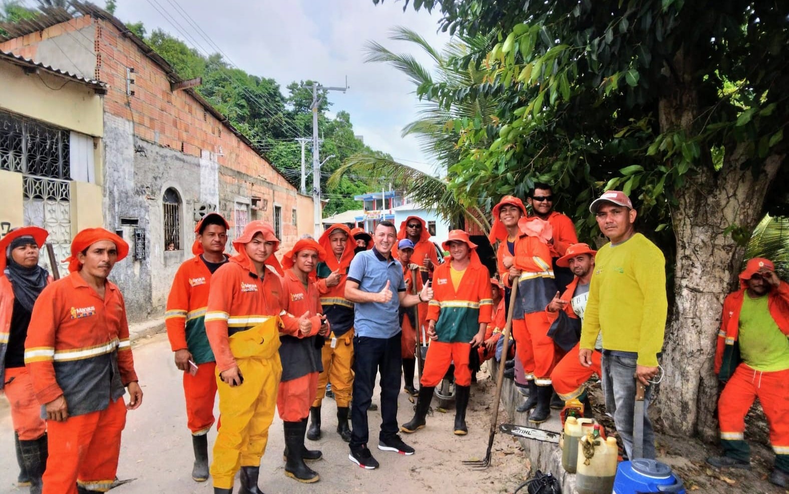 VEREADOR SASSÁ ACOMPANHA SERVIÇO DE LIMPEZA EM IGARAPÉ E AGRADECE GARIS