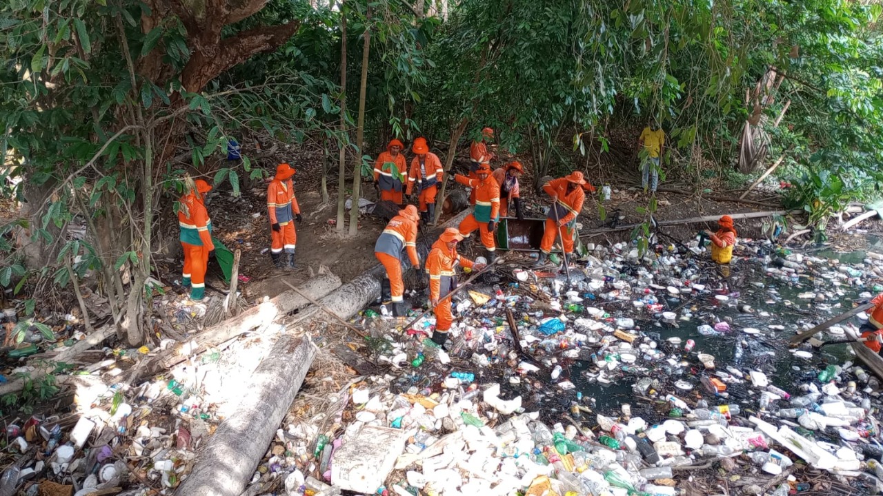Prefeitura de Manaus realiza serviços de limpeza em igarapés da capital
