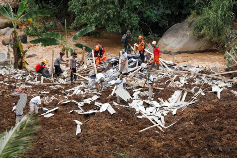 Muitas crianças estão entre 252 mortos por terremoto na Indonésia