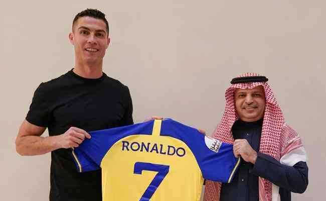 LUXO-Cristiano Ronaldo assina contrato com Al-Nassr e receberá em torno de R$ 1 bilhão por ano