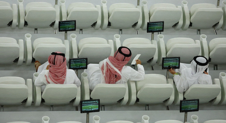Mais ricos que jogadores, xeques curtem Copa do Mundo em lugares vazios nos estádios
