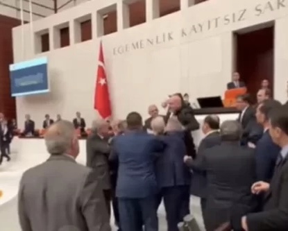 Deputado leva soco de colega no Parlamento turco e vai para UTI