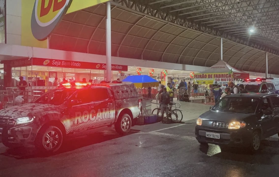 Homens fazem arrastão em supermercado de Manaus