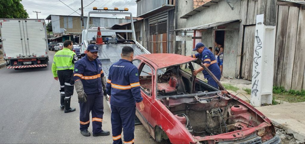 ‘Operação Sucata’ retira veículos abandonados das ruas da zona Norte de Manaus