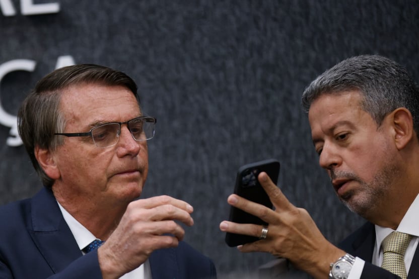 Lira concede aposentadoria parlamentar de R$ 30 mil a Bolsonaro