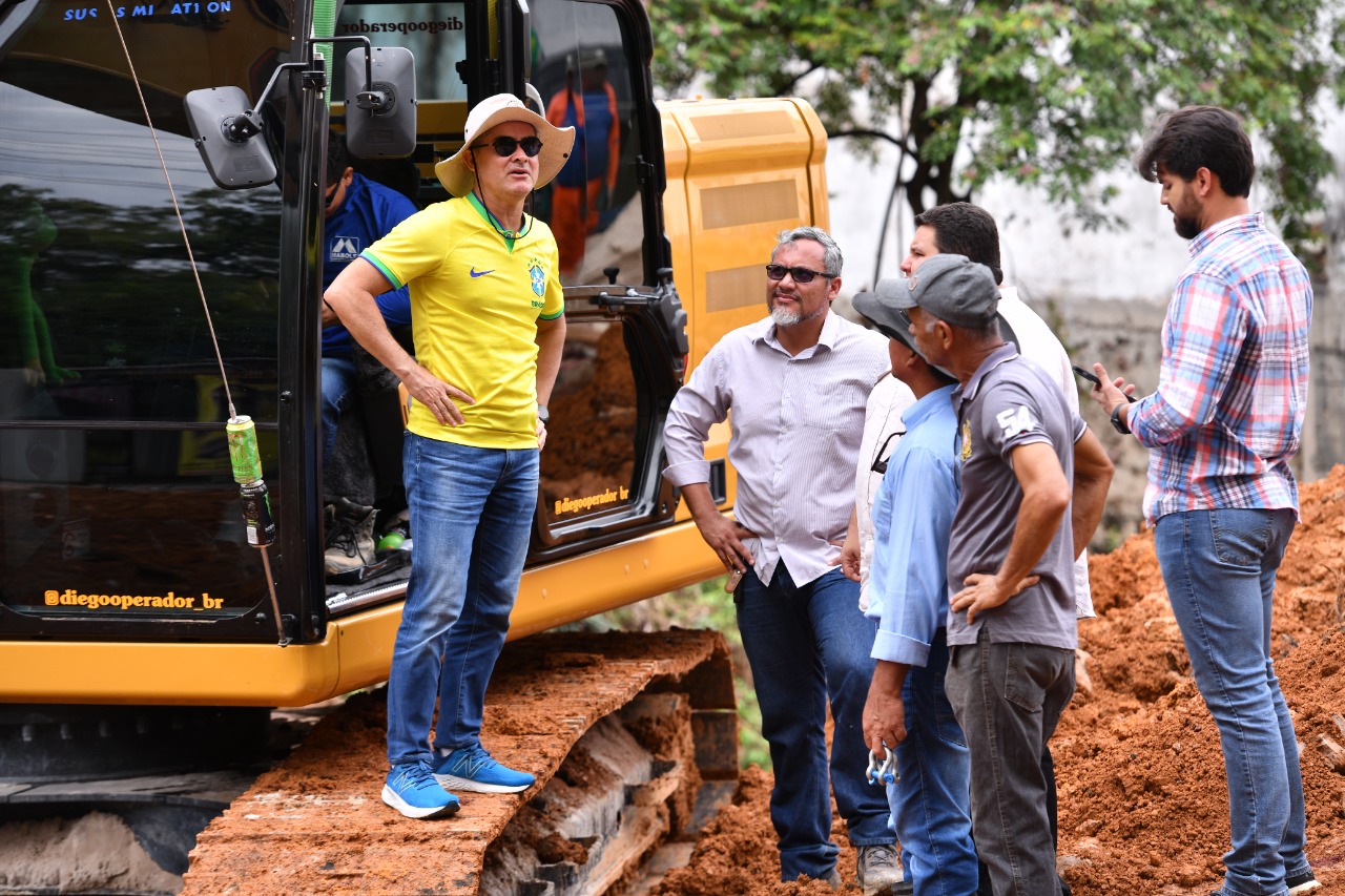 Prefeito David Almeida acompanha obra emergencial na avenida Atlântica, bairro da Raiz