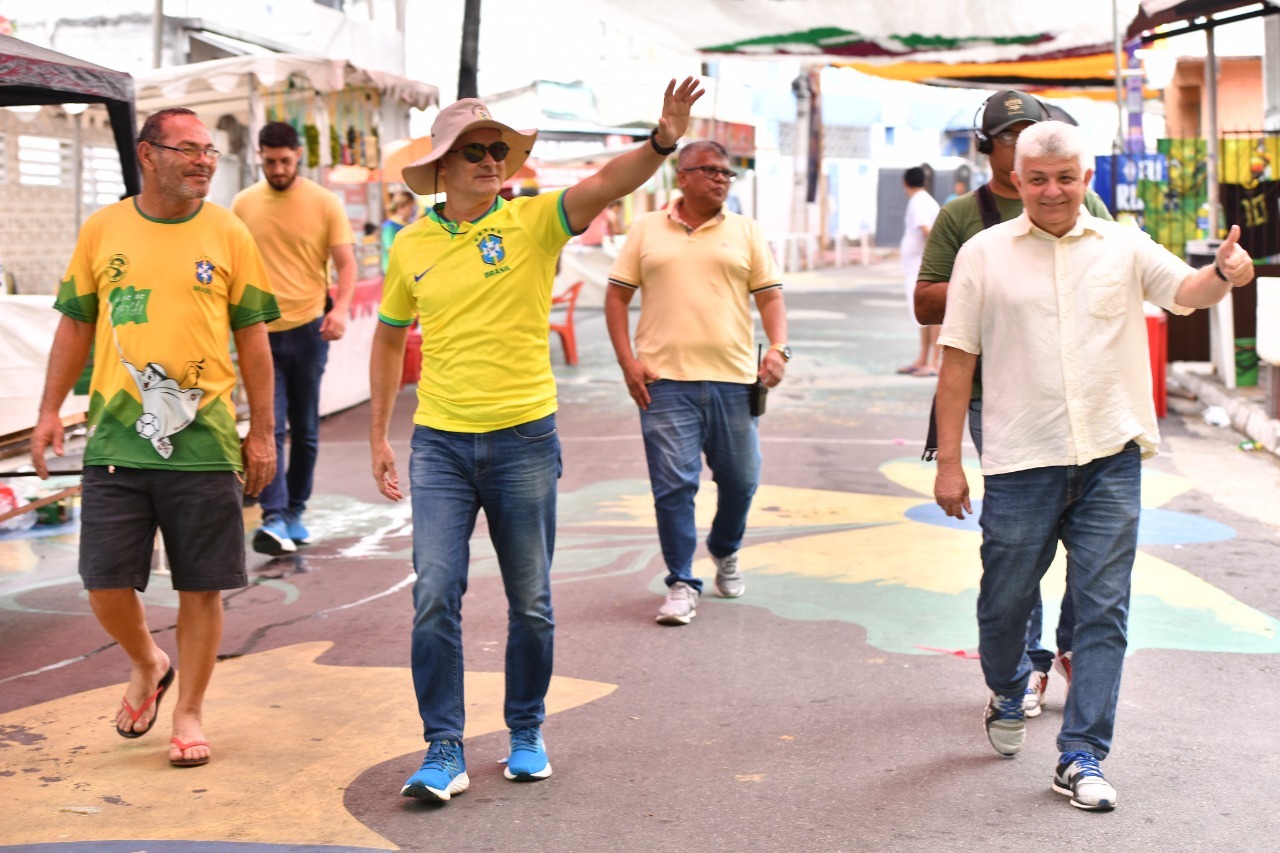 Prefeito David Almeida visita ruas enfeitadas para a Copa do Mundo e destaca incentivo ao turismo e a economia criativa
