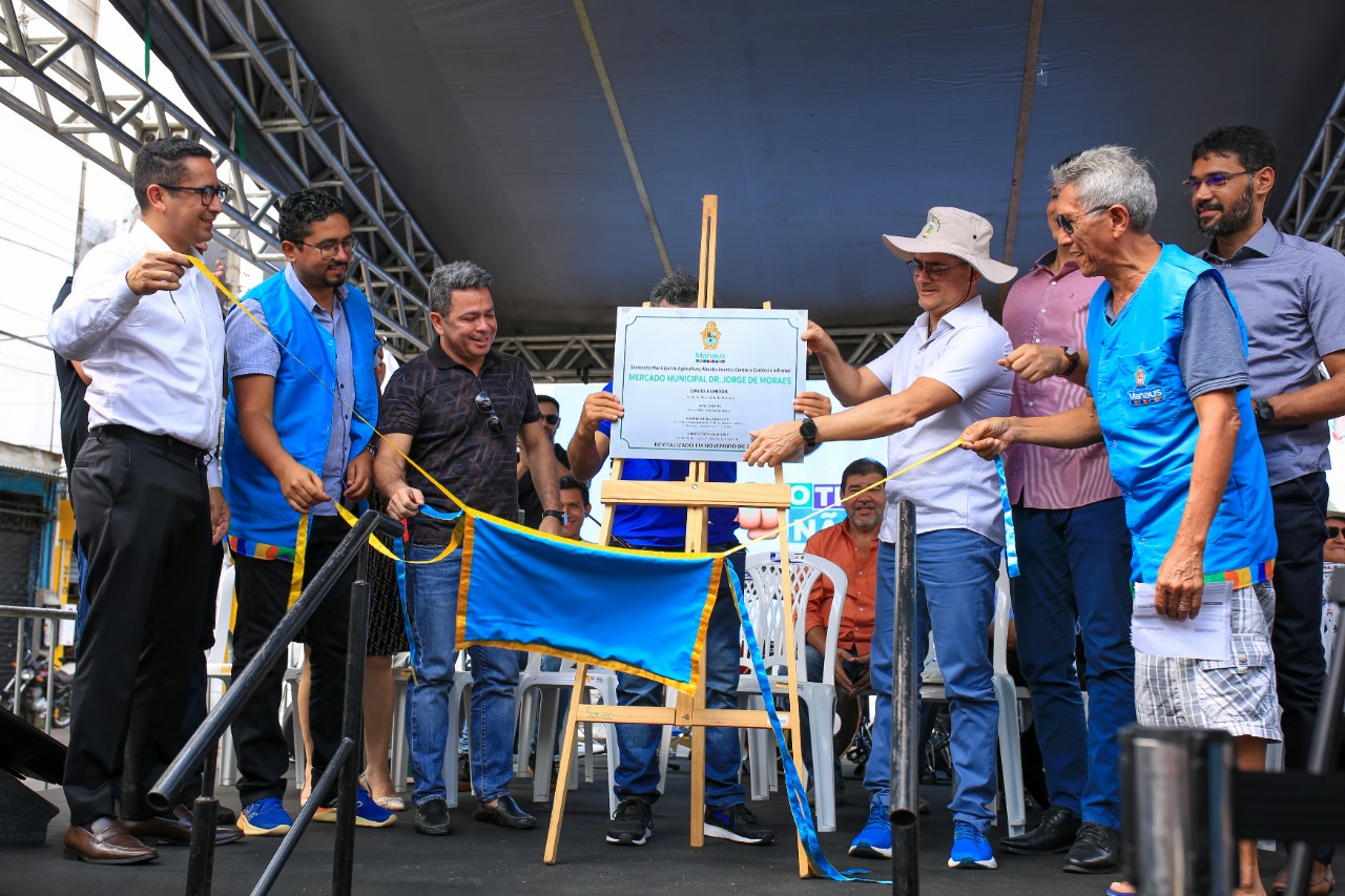 Prefeito David Almeida entrega mercado municipal Dr. Jorge de Moraes reformado