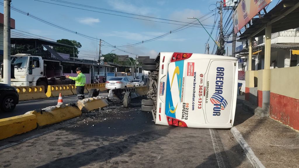 VÍDEO | Micro-ônibus perde o controle e capota em Manaus