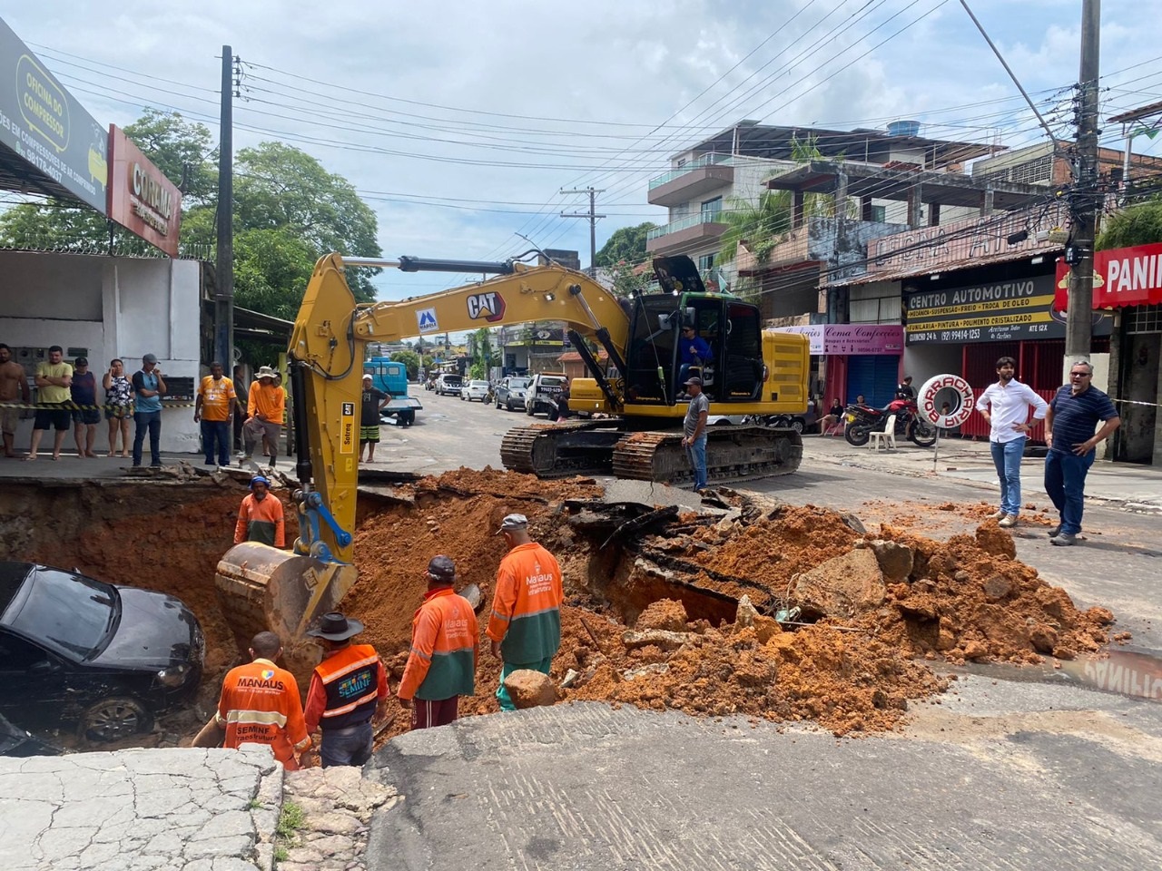 Prefeitura de Manaus inicia obra emergencial de reparo na drenagem profunda da avenida Atlântica, bairro Raiz