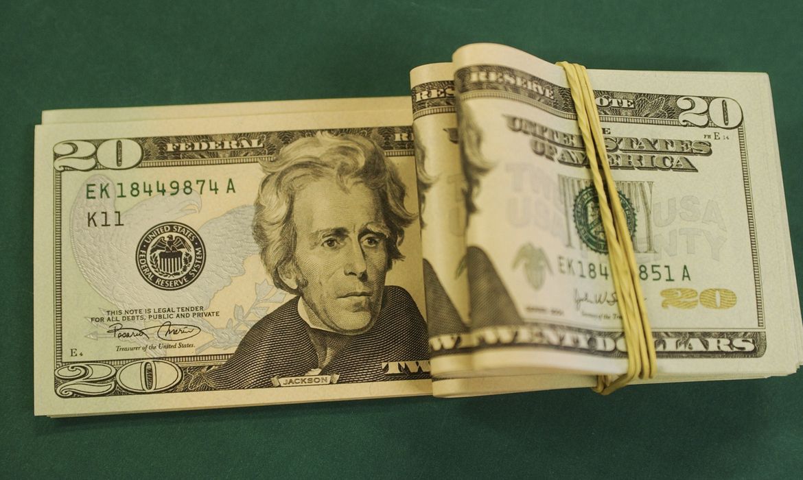 Dólar cai para R$ 5,23 e fecha no menor valor do ano
