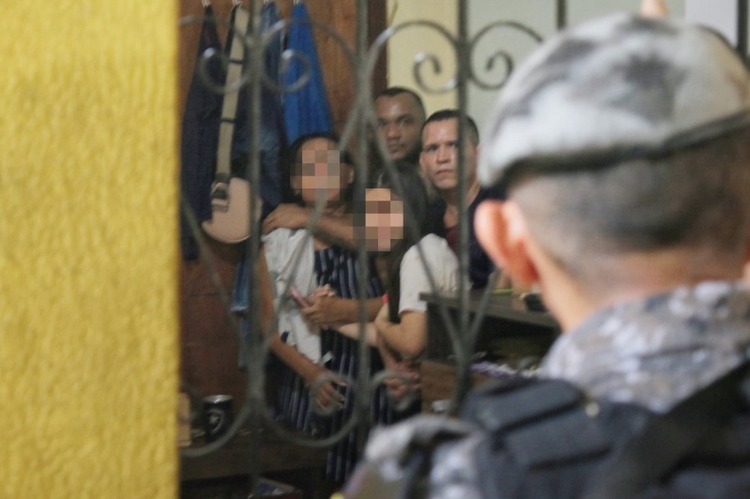 Sequestradores são presos após fazer família em Manaus