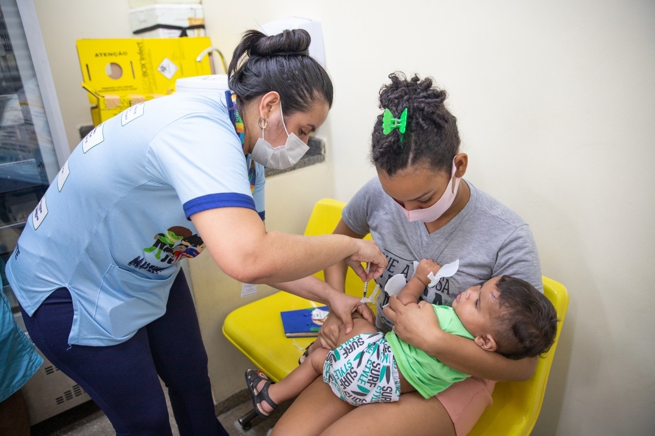 Bebês sem comorbidades são incluídos na imunização contra a Covid-19 pela Prefeitura de Manaus
