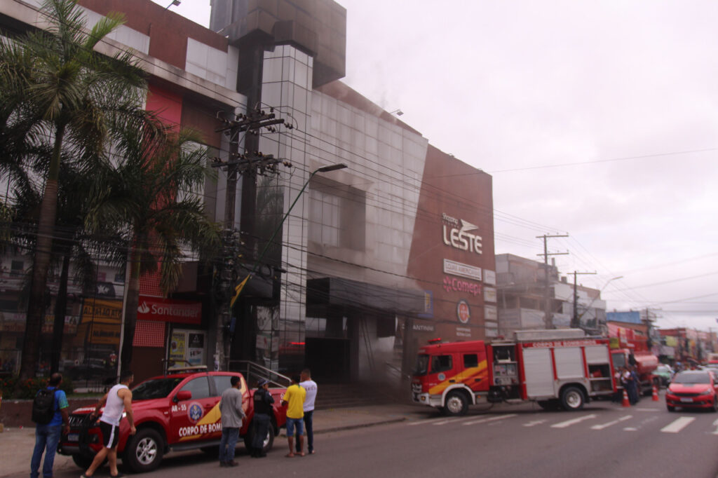Incêndio atinge shopping na zona leste de Manaus