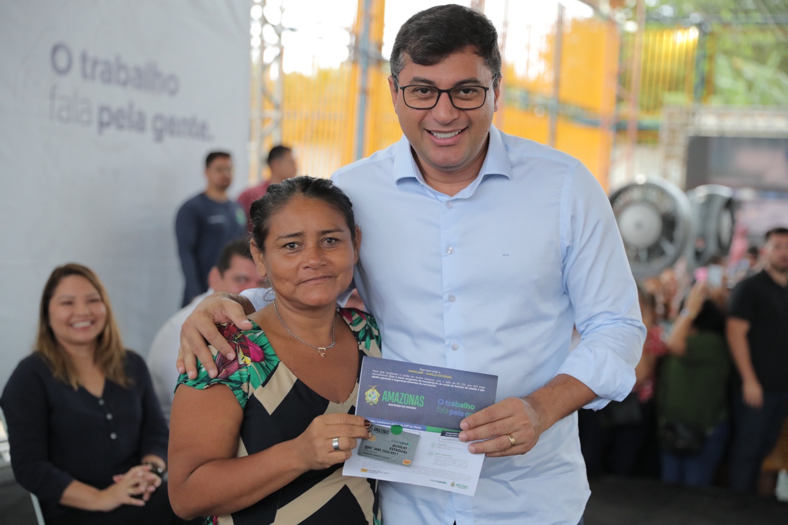 Wilson Lima dá início à nova fase de entrega de cartões do Auxílio Estadual Permanente em Manaus