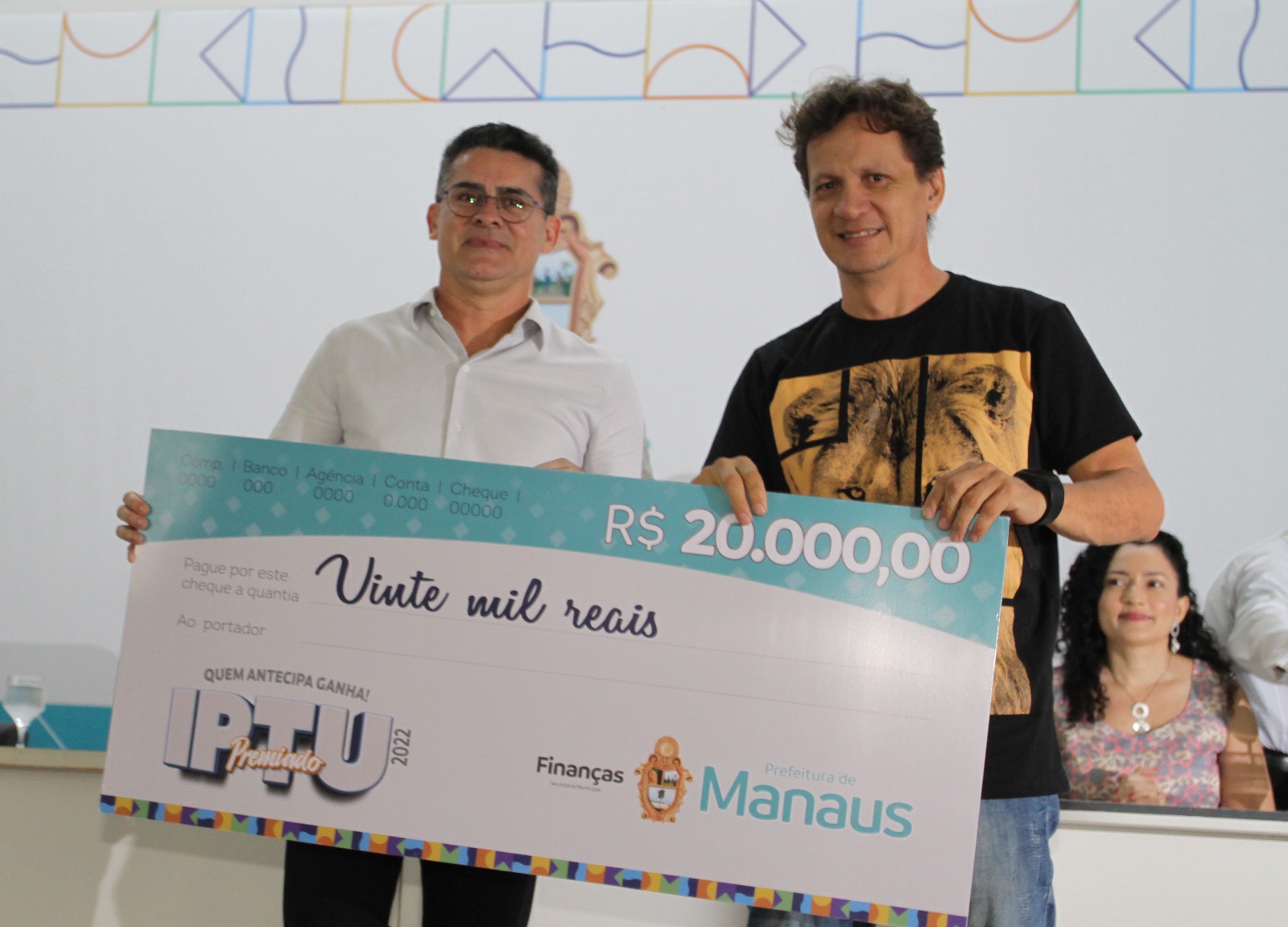 Prefeito David Almeida realiza entrega dos cheques simbólicos aos ganhadores da campanha IPTU Premiado 2022
