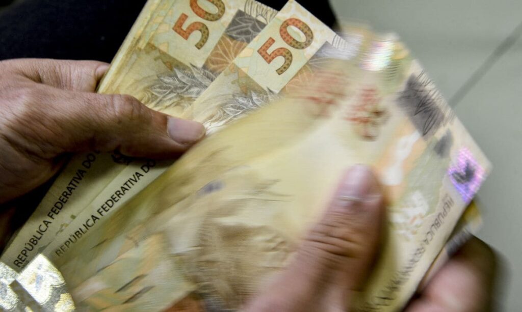 Salário-mínimo de R$ 1.320 começa a valer neste domingo