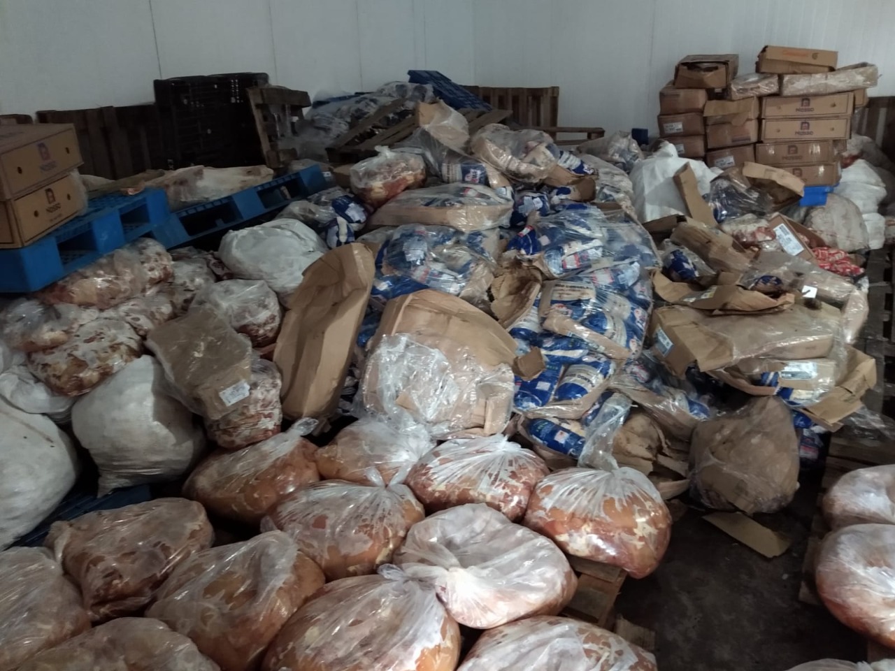 Prefeitura de Manaus e Adaf apreendem mais de 21 toneladas de carne vencida na zona Norte