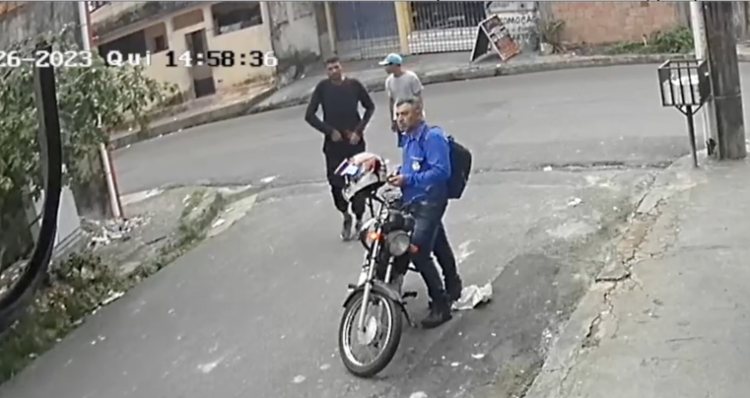 Covardia: bandidos roubam moto e celular de trabalhador no bairro Tancredo Neves; veja vídeo