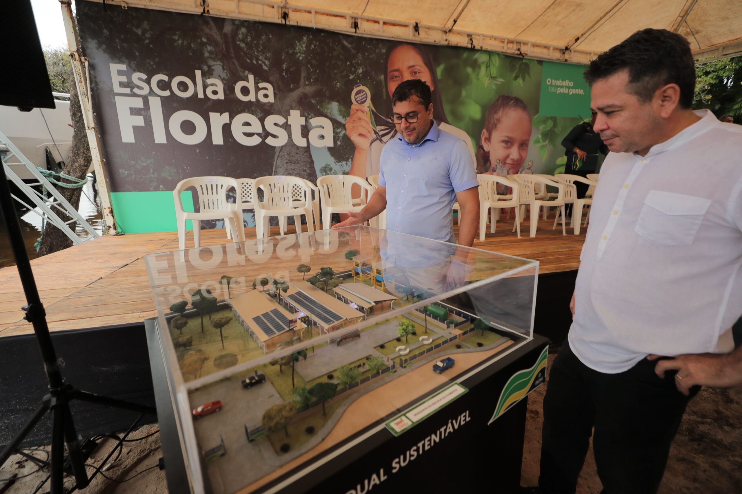 Em São Sebastião do Uatumã, Wilson Lima assina ordem de serviço para construção da primeira Escola da Floresta