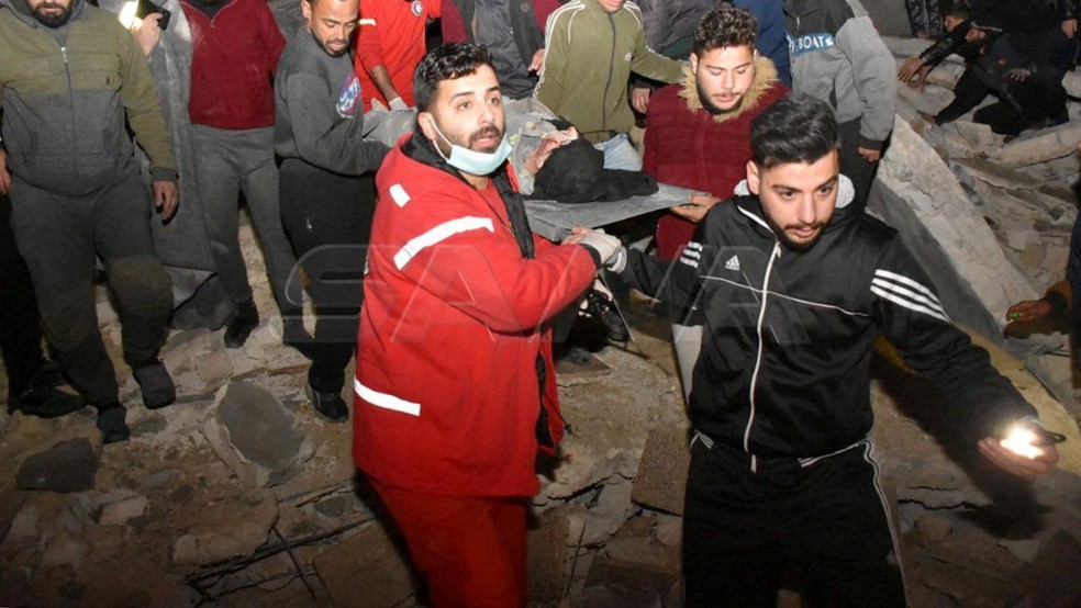 Forte terremoto atinge a Turquia e deixa centenas de mortos e mais de 400 desaparecidos