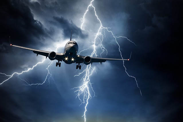 Raio abre buraco em Boeing durante voo