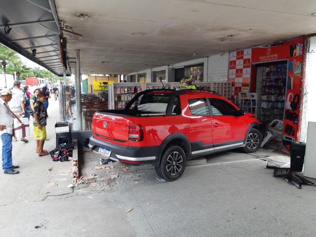 Veículo desgovernado invade banca e deixa pessoas feridas em Manaus